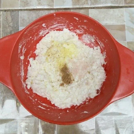 Masukkan penyedap rasa, lada bubuk, dan garam himalaya. Aduk rata.