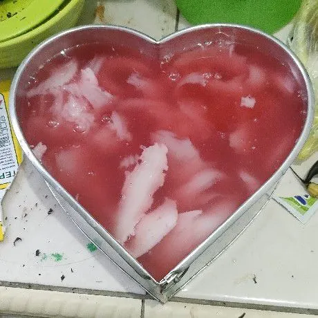 Tuang puding merah kedalam cetakan yang berisi jeli kelapa. Siap dinginkan, masukkan kulkas.