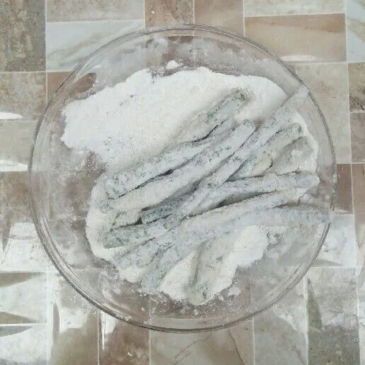Gulingkan ke dalam tepung putih.