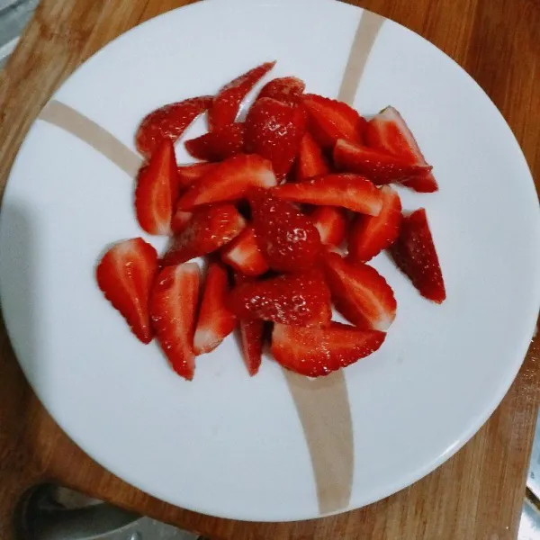 Tata strawberry dalam piring saji.