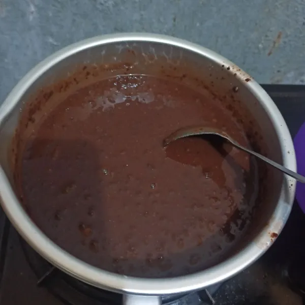 Campur bahan jelly cokelat.