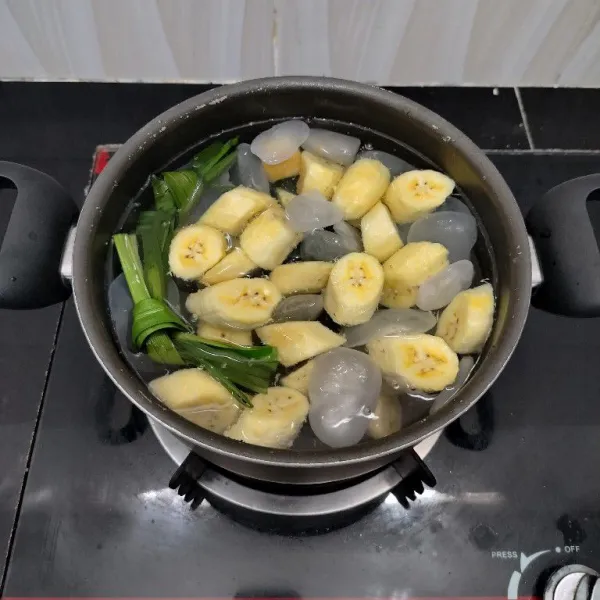 Kemudian masukkan pisang, masak hingga pisang layu.