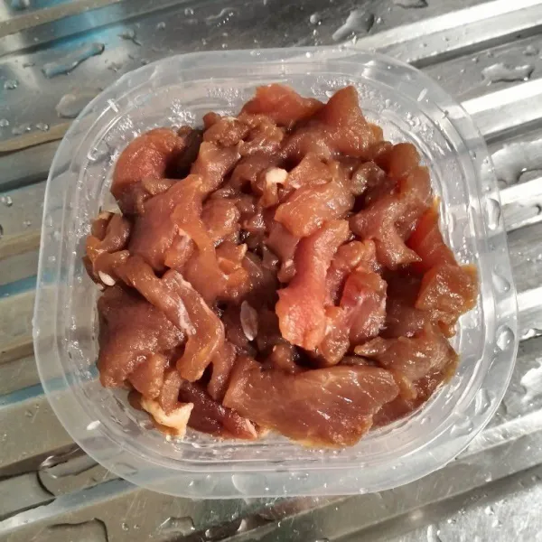 Dada ayam diiris, marinasi dengan saos teriyaki