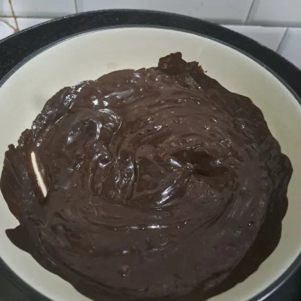 Lelehkan dcc (dark chocolate compound), dengan cara dikukus.