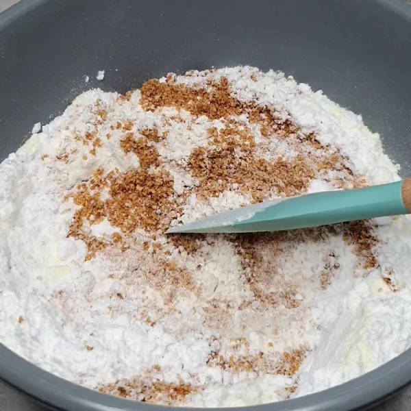 Campurkan dengan tepung terigu, gula halus, susu bubuk, vanili bubuk, dan garam.