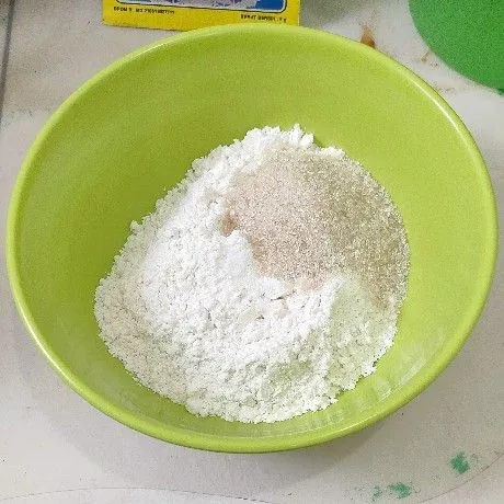 Siapkan tepung, garam, dan gula pasir, aduk sampai bahan tercampur.