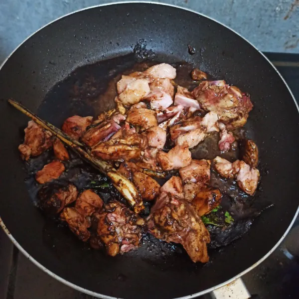 Masukkan daging ayam yang sudah dipotong, aduk sampai tercampur bumbunya.