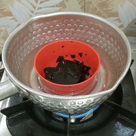 Lelehkan coklat, yang sudah diberi minyak goreng.