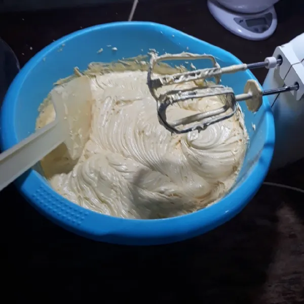 Tambahkan margarin, mixer kecepatan rendah asal rata saja.