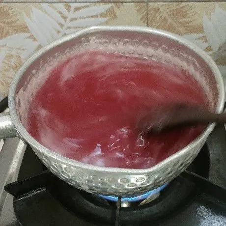 Masak puding sampai mendidih. Matikan kompor. Aduk sampai uap hilang.