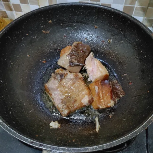 Cuci bersih ikan pe panggang, lalu goreng sebentar. Sisihkan.