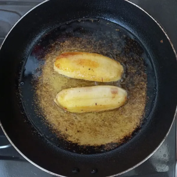 Panaskan 1 sdm margarin, lalu masukkan pisang. Bakar hingga matang kecoklatan kedua sisinya. Angkat.