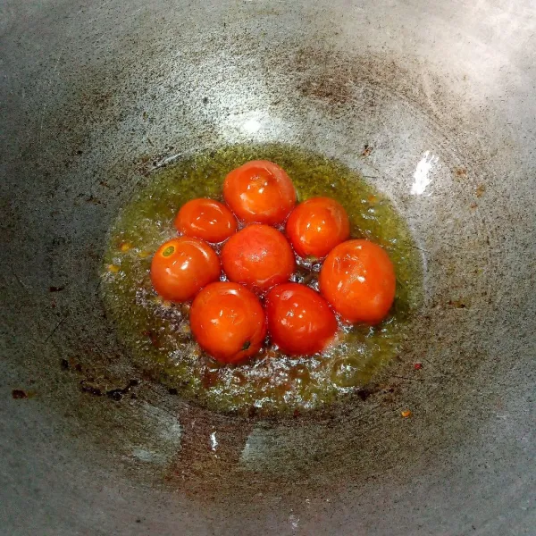Goreng tomat terlebih dahulu lanjut goreng cabe rawit dan bawang merah, bawang putih