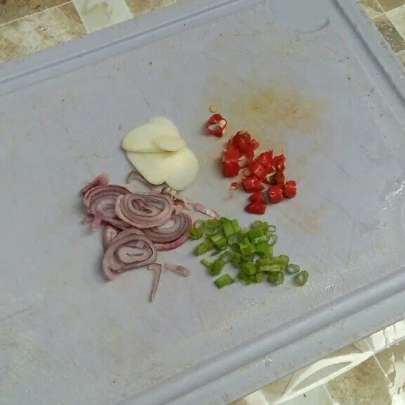 Iris bawang merah, bawang putih, cabe rawit, dan daun bawang.