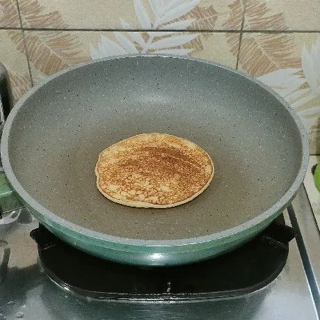 Balek adonan, masak sampai semua sisi matang. Angkat dan siap diberi topping.
