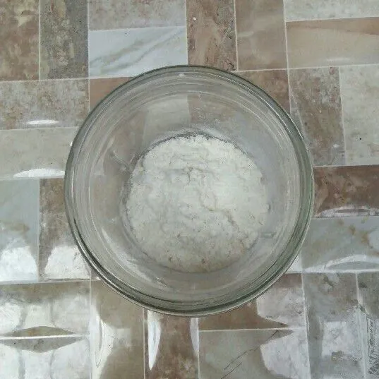 Masukkan tepung terigu, tepung beras, dan tepung maizena.