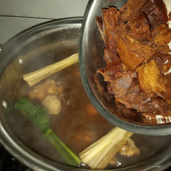 Masukkan gula merah dan gula pasir, masak kembali sampai mendidih dan gula larut.