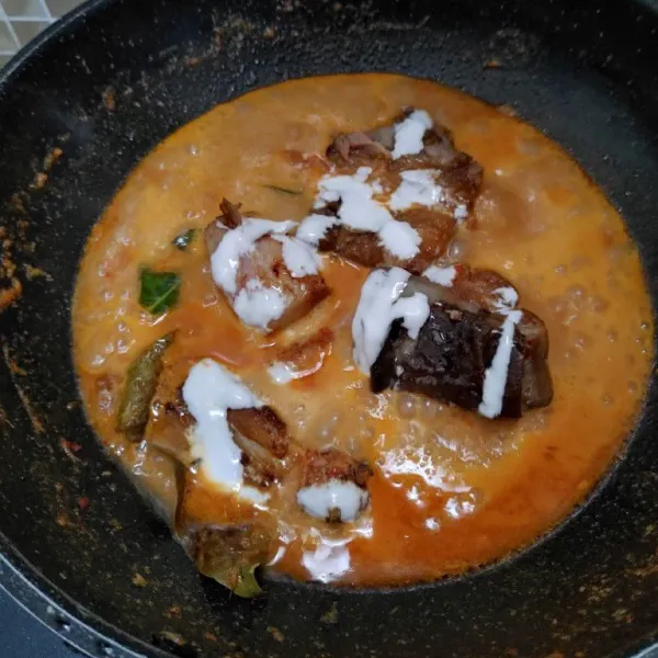 Masukkan ikan pe dan santan, aduk rata.