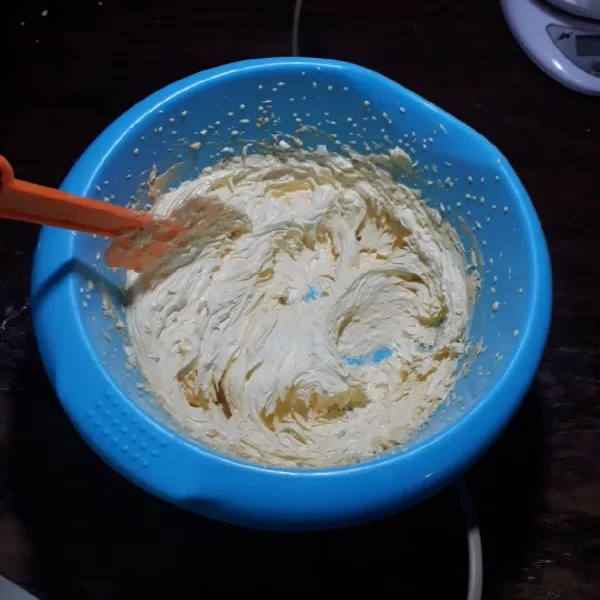Mixer margarin dengan kecepatan tinggi hingga mengembang selama 3 menit, sisihkan.