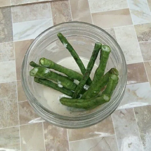 Masukkan kacang panjang.