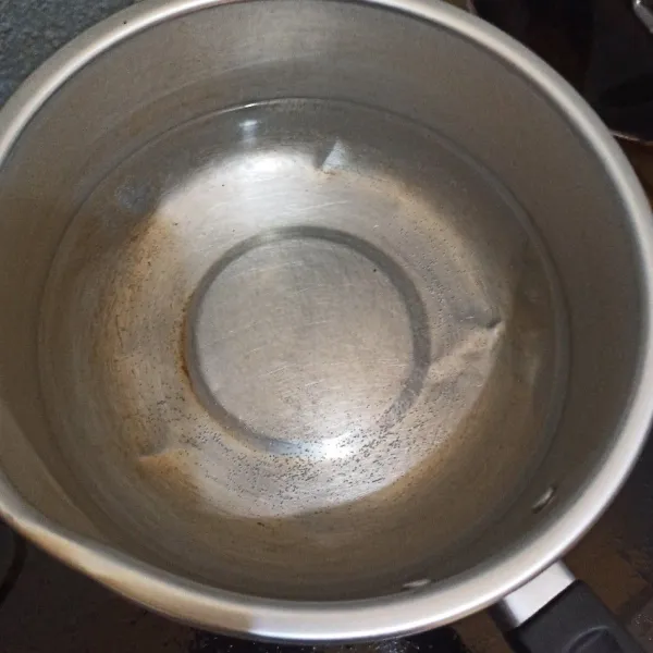 Didihkan 500 ml air di panci.