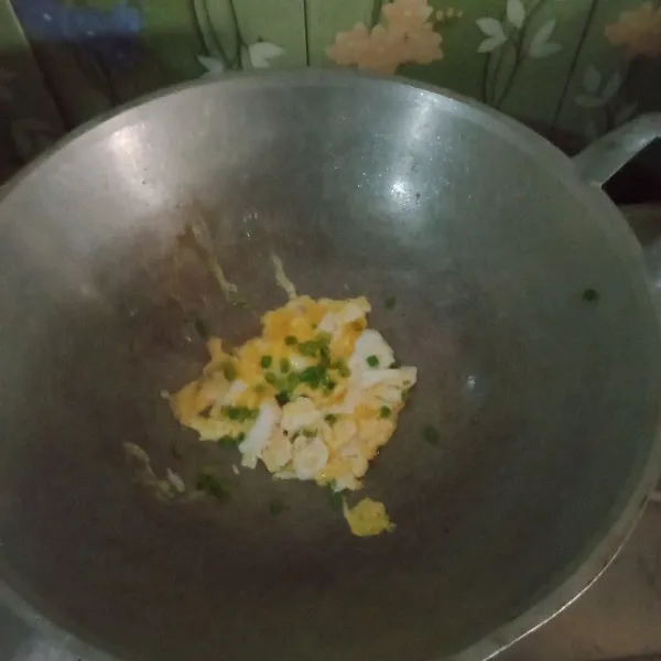 Panas minyak masukkan telur, daun bawang pre buat orak arik