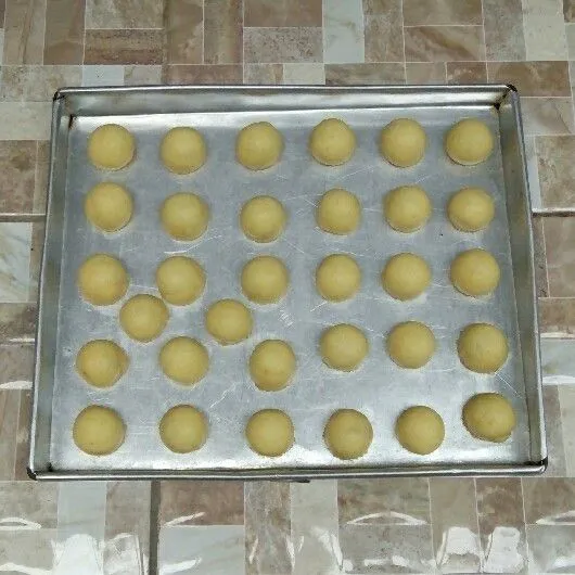 Lakukan hingga selesai. Oven menggunakan api sedang hingga 3/4 matang. Keluarkan loyang dari oven.