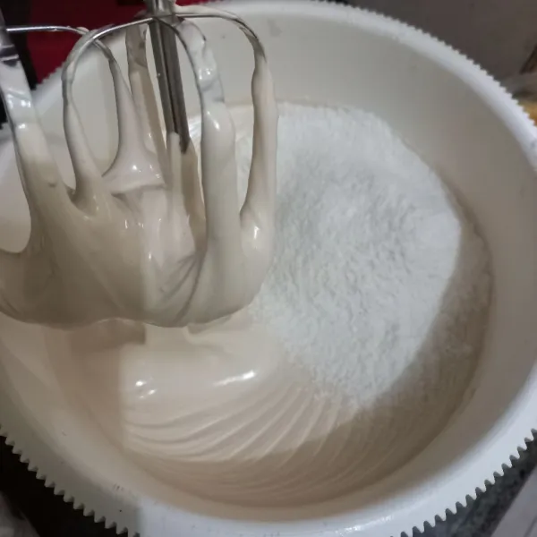 Masukkan campuran tepung terigu, baking powder dan vanilli yang telah diayak secara bersamaan, mixer dengan kecepatan rendah hingga rata.