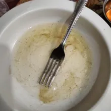 Kocok lepas putih telur dengan garam, kaldu jamur, dan merica.
