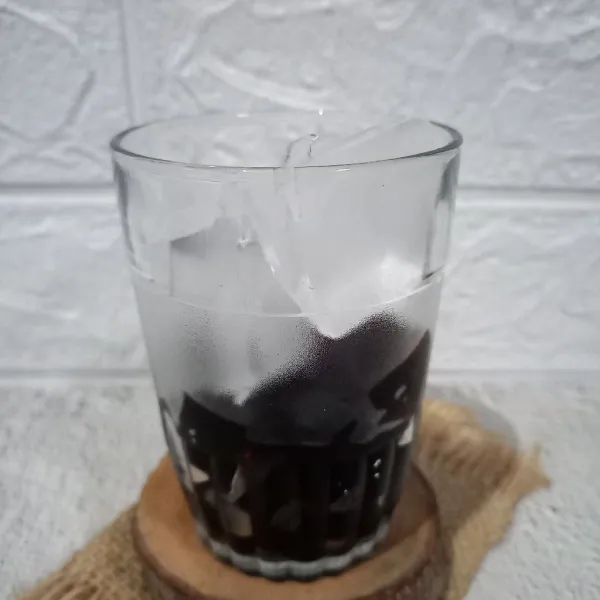 Potong-potong jelly kurma. Masukkan secukupnya jelly dan es batu ke dalam gelas.