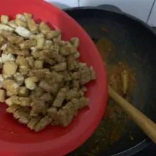Masukkan tahu tempe yang sebelumnya sudah di goreng, tambahkan daun jeruk dan sere