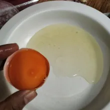 Pisahkan kuning dan putih telur.