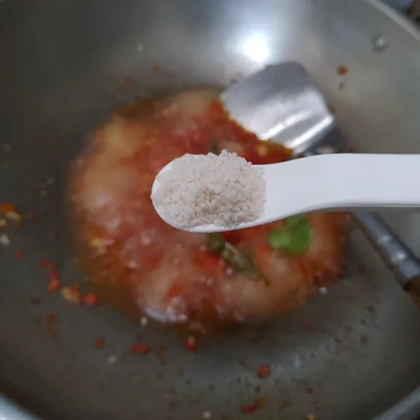 Tambahkan sedikit air, beri bumbu garam, gula dan kaldu jamur. Aduk rata.