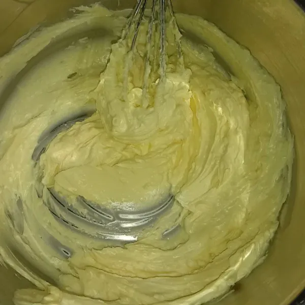 Aduk margarine dan gula halus sampai tercampur rata