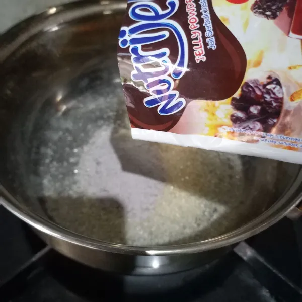 Masukkan gula pasir dan bubuk nutrijell rasa kurma ke dalam panci.