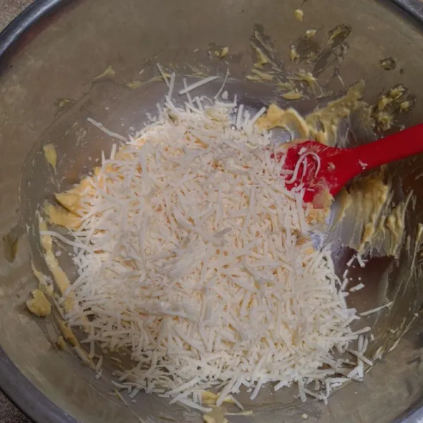 Masukkan keju yang sudah diparut ke dalam adonan margarin.