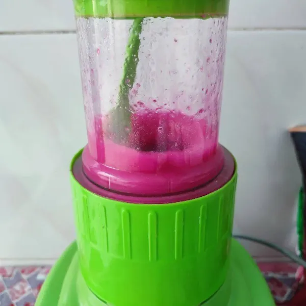 Blender kulit buah naga dengan 50 ml air hingga halus. Kemudian tambahkan air dan takar sampai mencapai 100 ml.