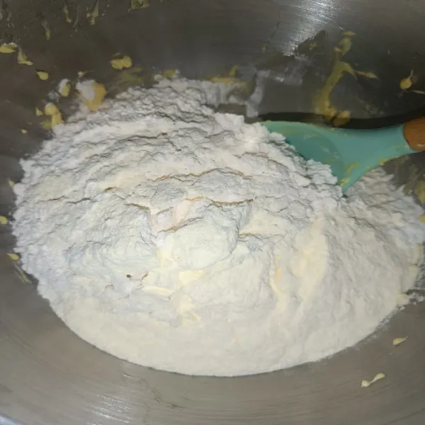 Tambahkan tepung terigu, maizena dan susu bubuk. Aduk merata kembali sebentar saja.