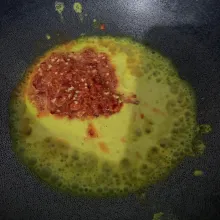 Blender halus bumbu lalu tumis sampai matang dan harum