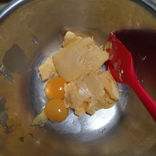 Aduk hingga tercampur rata kuning telur dan margarin menggunakan spatula.