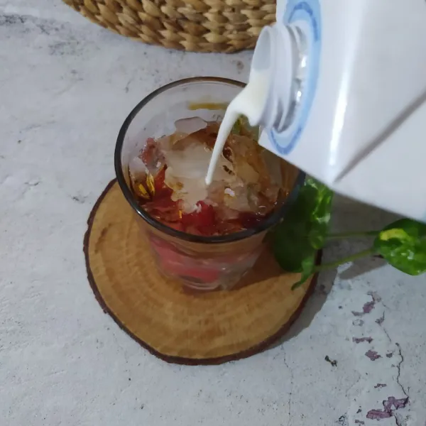 Tuang susu UHT. Tambahkan semangka dan beri daun mint.