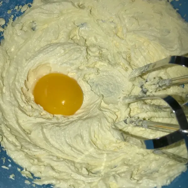 Masukkan kuning telur dan mixer kembali sampai rata
