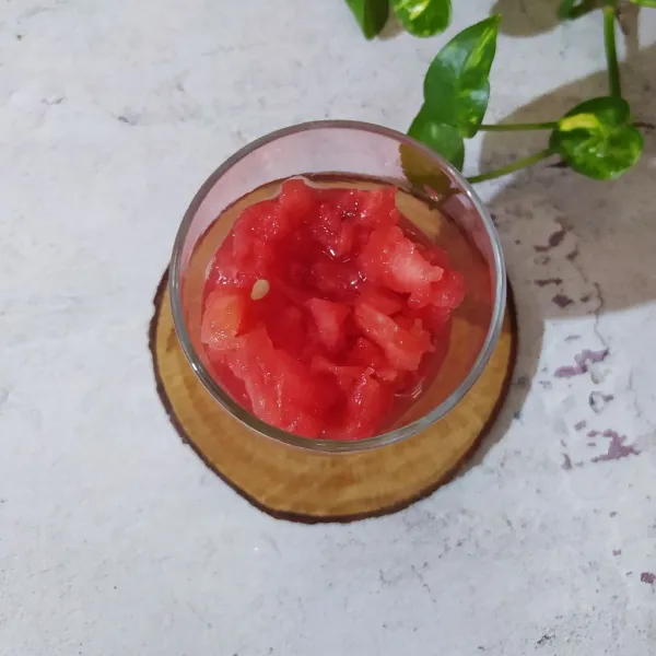 Masukkan semangka keruk ke dalam gelas saji.