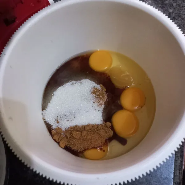 Mixer dengan kecepatan tinggi telur ayam, gula pasir, gula aren dan sp hingga putih berjejak.