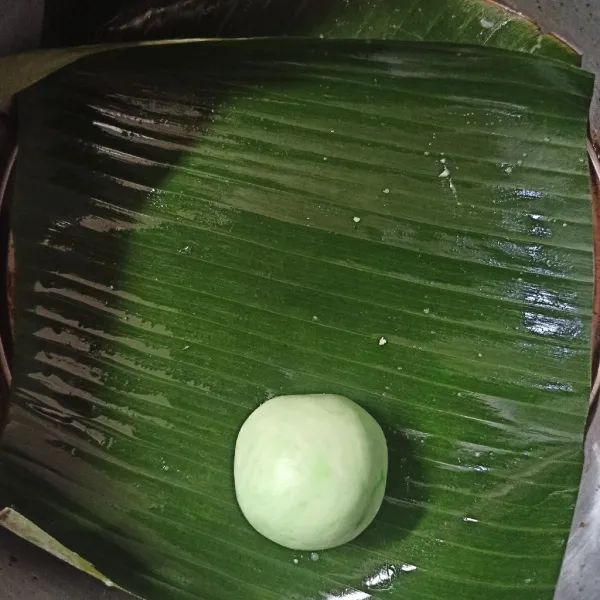 Oles daun pisang dengan minyak. Lalu letakkan onde di atas daun pisang.