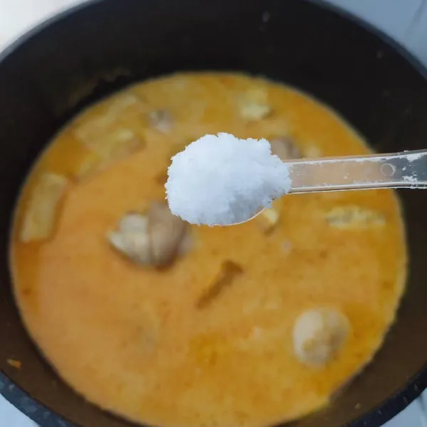 Kemudian bumbui dengan garam, gula, merica bubuk dan kaldu jamur. Masak sampai bumbu meresap.