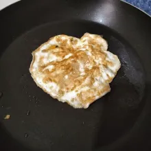 Setelah sisi bawah golden brown, balik. Masak hingga matang. Matikan kompor, angkat. Siap disajikan.