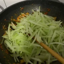 Potong labu memanjang dan masukkan