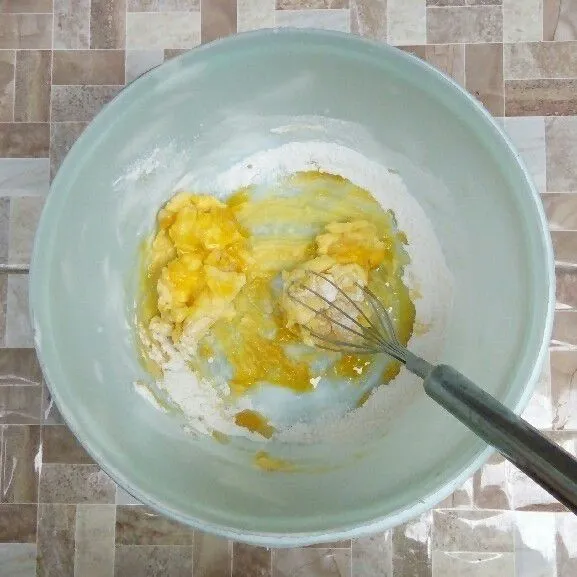 Kocok gula halus, margarin, butter, dan kuning telur.