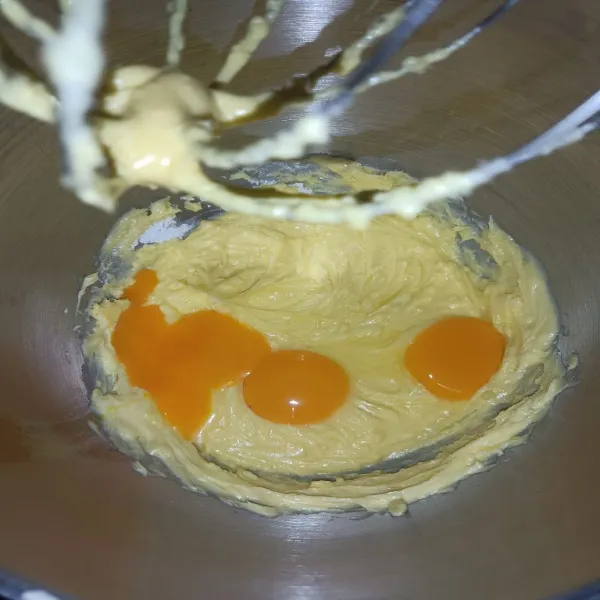 Kemudian masukkan kuning telur. Aduk cukup rata saja